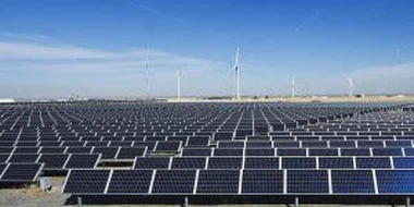 Tilpasset solmonteringssystem for flattak