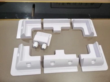 Hvite solcellepanelmonteringsbraketter for båtvogn